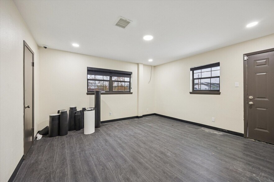 More Photos Of 4901 Yale St, Houston Office For Sale