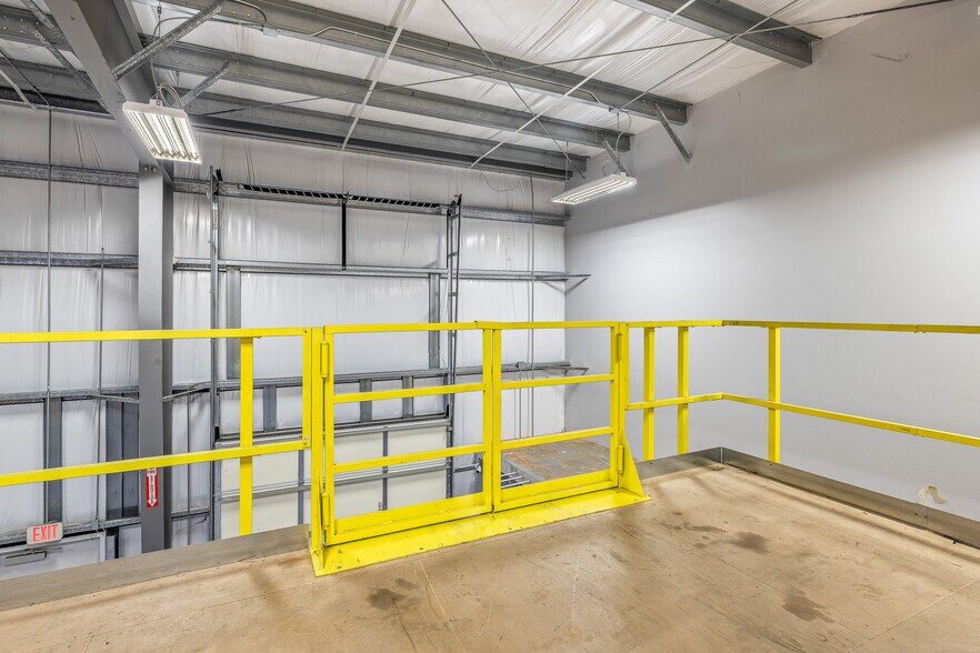 More Photos Of 9707 Bachman Rd, Orlando Warehouse For Lease