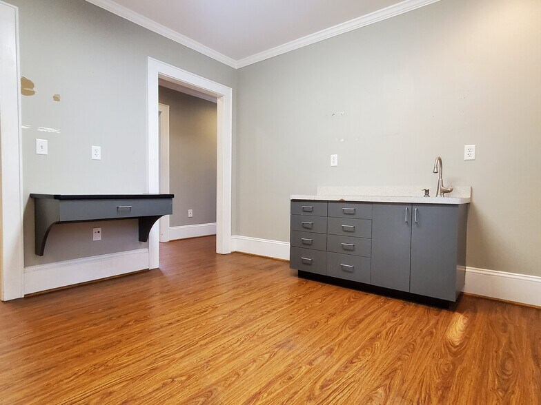 More Photos Of 1602 Grandin Rd SW, Roanoke Medical For Sale