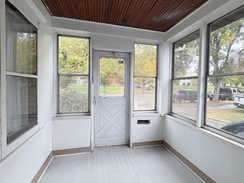 More Photos Of 469 Como Ave, Saint Paul Flex For Sale