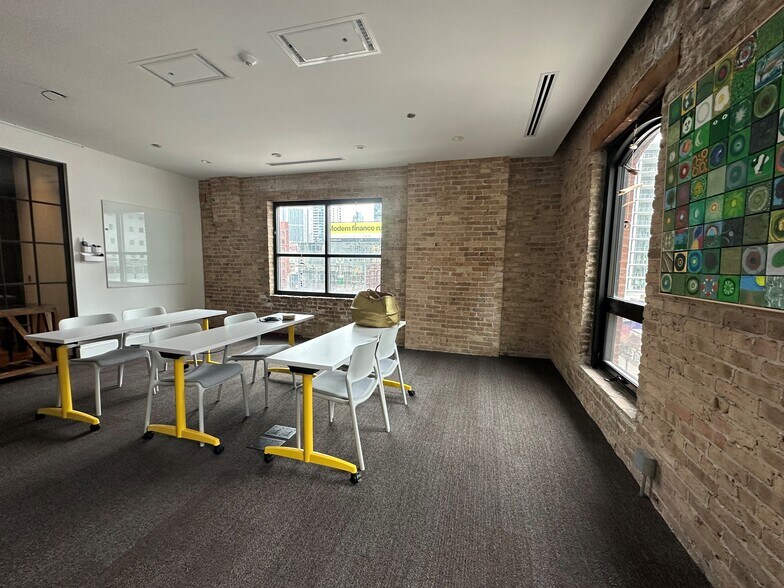 More Photos Of 646-648 N Clark St, Chicago Office For Lease
