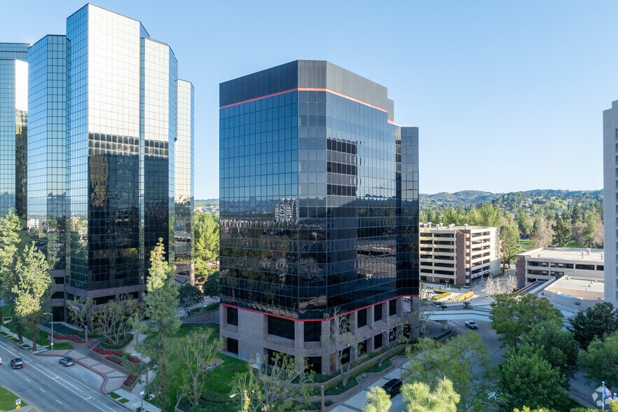 More Photos Of 21800 Oxnard St, Woodland Hills Office For Lease