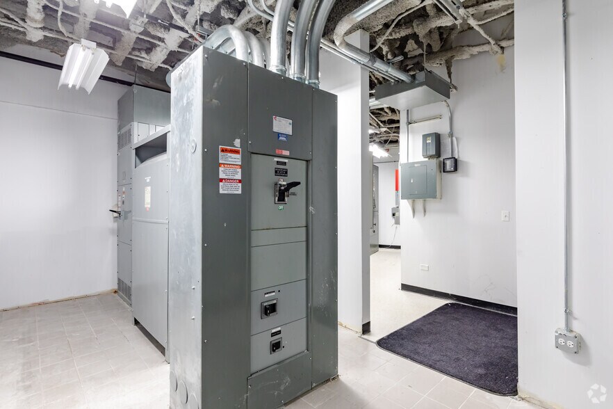 More Photos Of 2100 Swift Dr, Oak Brook Office For Lease