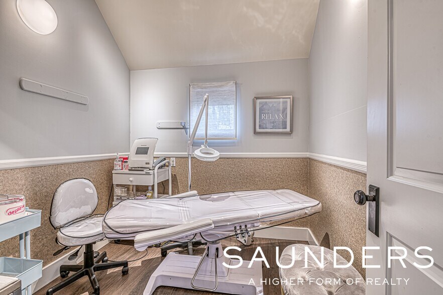 More Photos Of 19 Corwith Ave, Bridgehampton Storefront For Sale