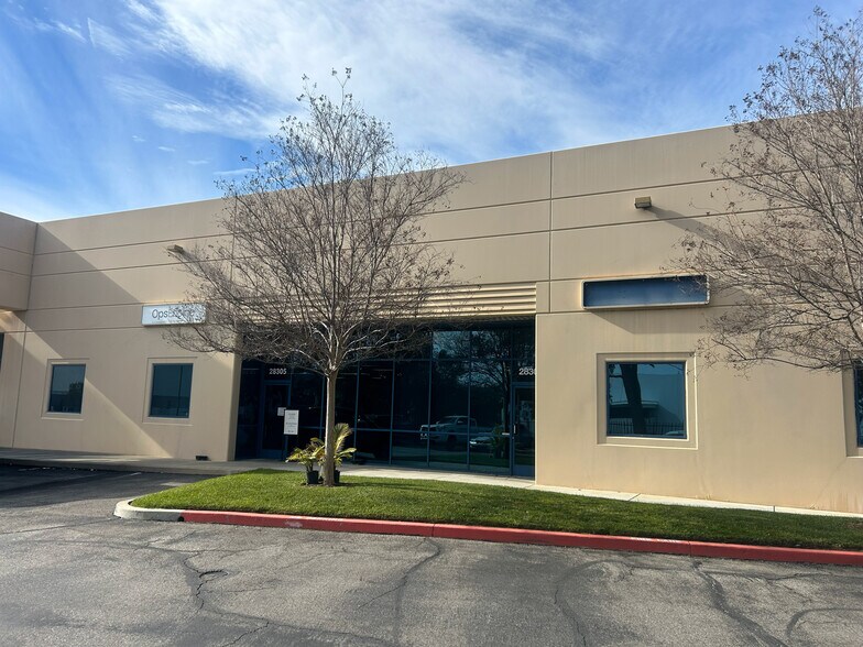 More Photos Of 28303-28319 W Industry Dr, Valencia Warehouse For Lease