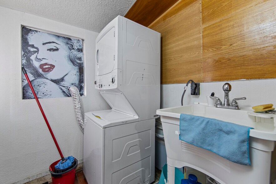 More Photos Of 1618 Pecan Blvd, McAllen General Retail For Sale