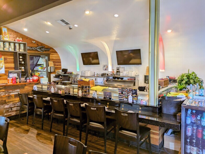 Primary Photo Of 23331-23391 Mulholland Dr, Woodland Hills General Retail For Lease