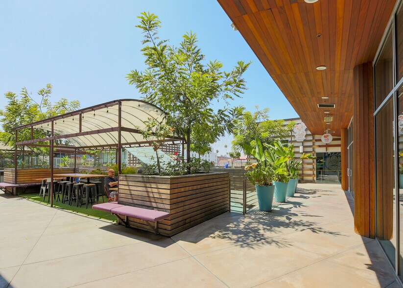 More Photos Of 450 S Western Ave, Los Angeles Freestanding For Lease