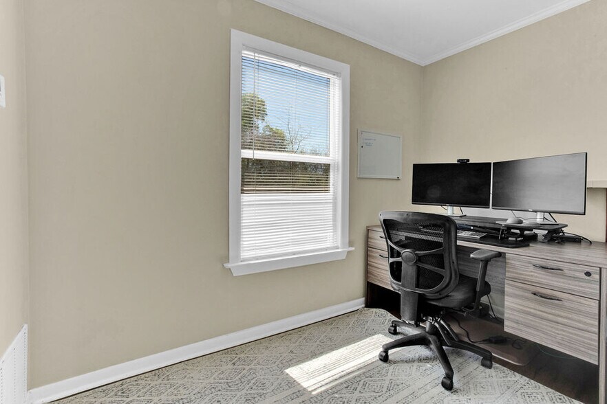 More Photos Of 313 E Charnwood St, Tyler Office For Lease