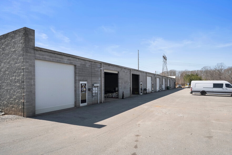More Photos Of 7471-7473 Hagers Hollow Dr, Denver Warehouse For Lease