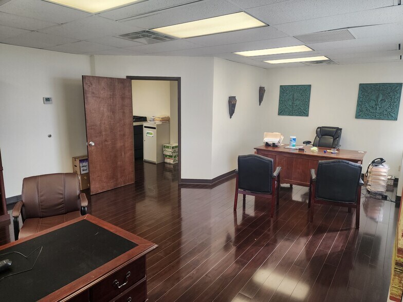 More Photos Of 6263 Poplar Ave, Memphis Office Residential For Lease