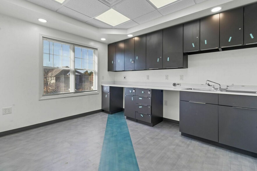 More Photos Of 10412 Allisonville Rd, Fishers Office For Sale