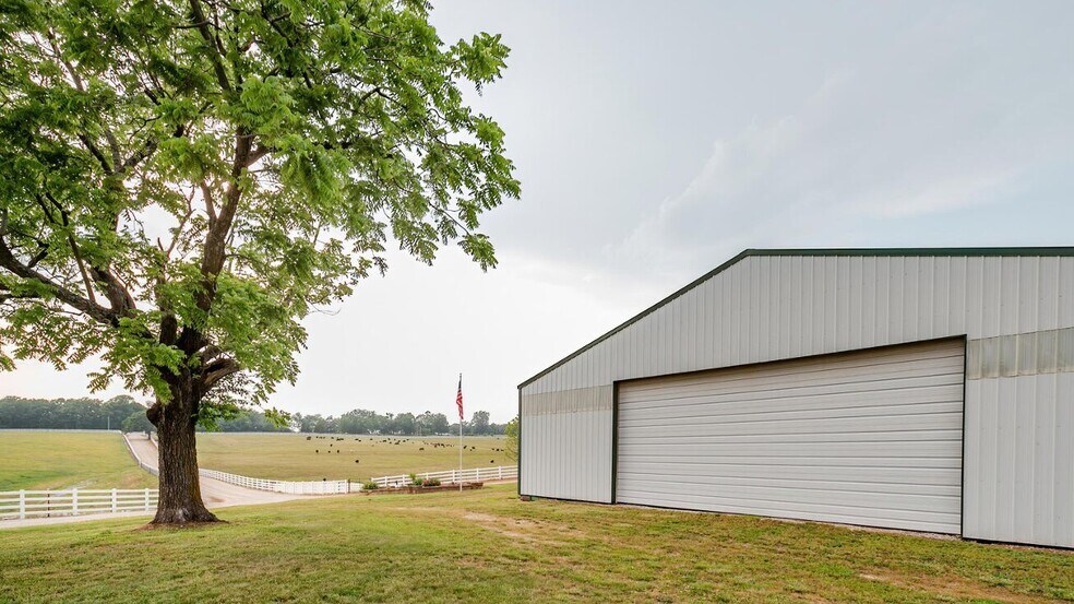 More Photos Of 352 MO-245, Dadeville Horse Stables For Sale