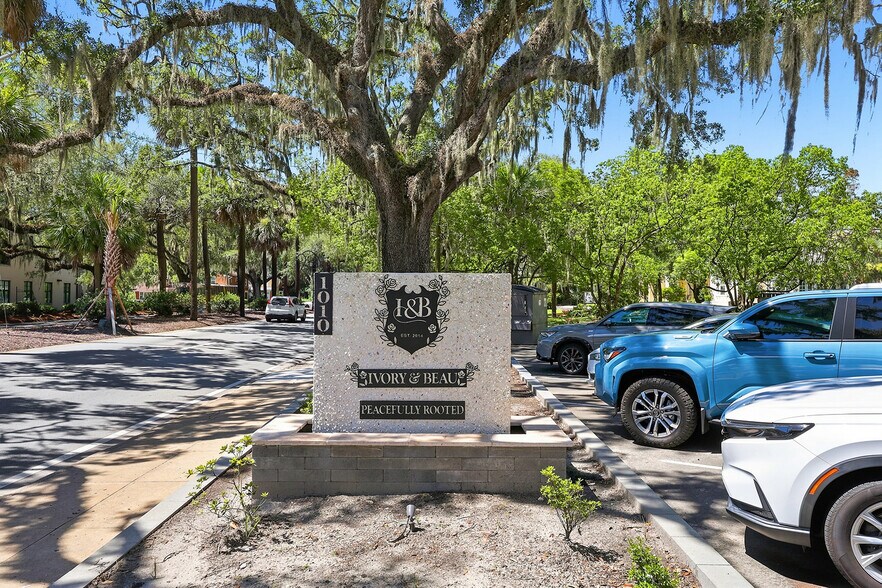 More Photos Of 1010 E Victory Dr, Savannah Office For Lease