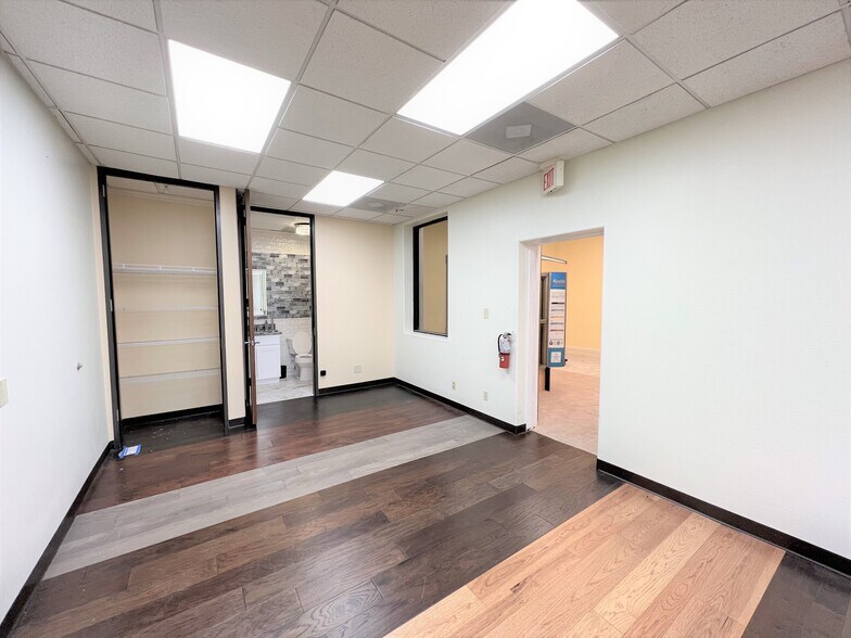 More Photos Of 21019 Spring Towne Dr, Spring Showroom For Lease