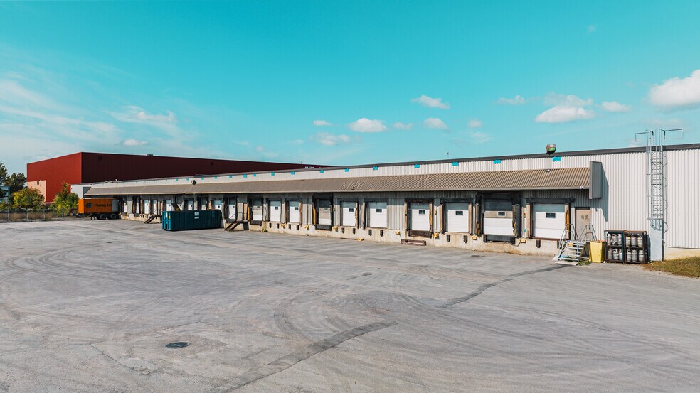 More Photos Of 1616-1620 Sud Laval (A-440) Desste E, Laval Distribution For Lease