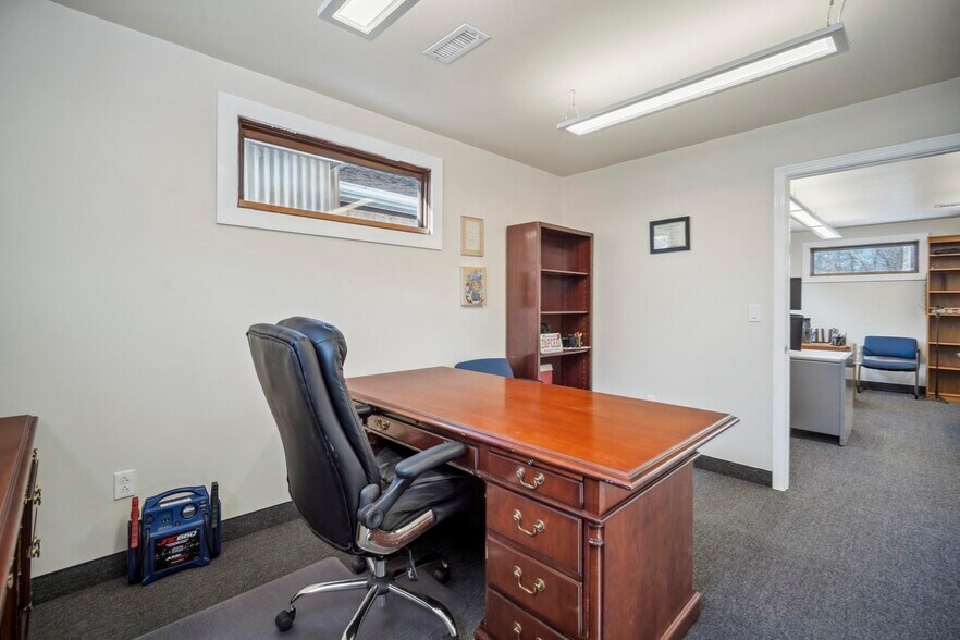 More Photos Of 2025 Pine St, Palmer Warehouse For Sale