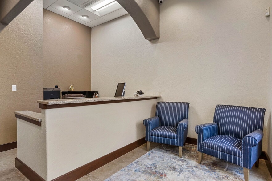 More Photos Of 8810 Commodity Cir, Orlando Showroom For Lease