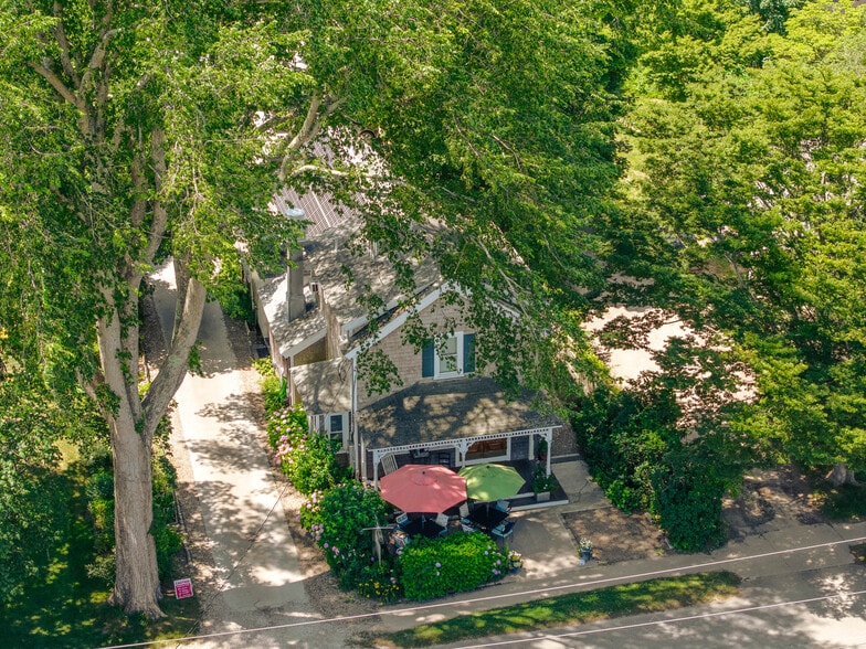 More Photos Of 218 Upper Main St, Edgartown Flex For Sale