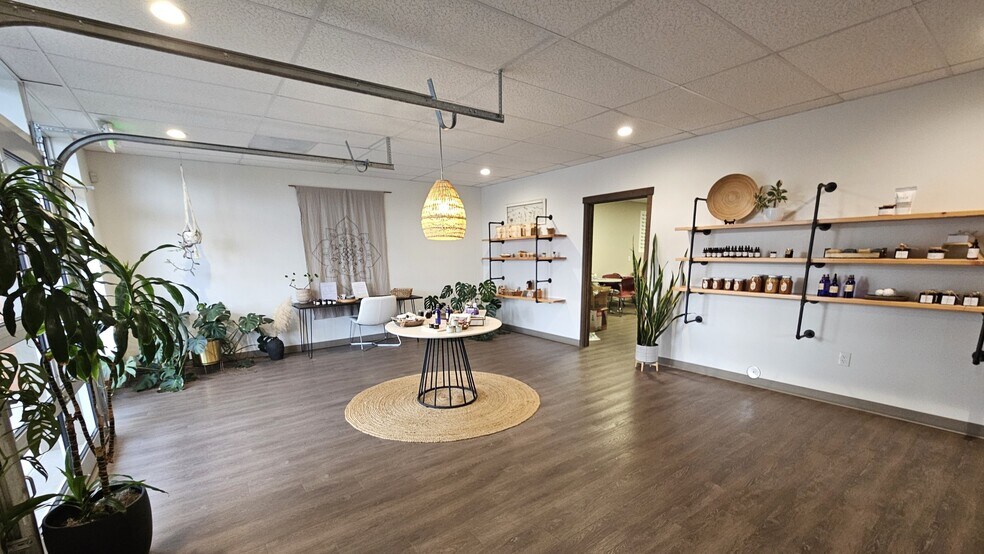 More Photos Of 1322-1324 Vandercook Way, Longview Office For Lease