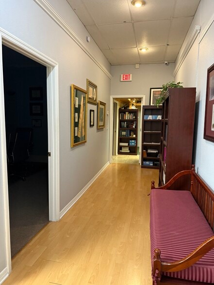 More Photos Of 156 W Robertson St, Brandon Office For Lease