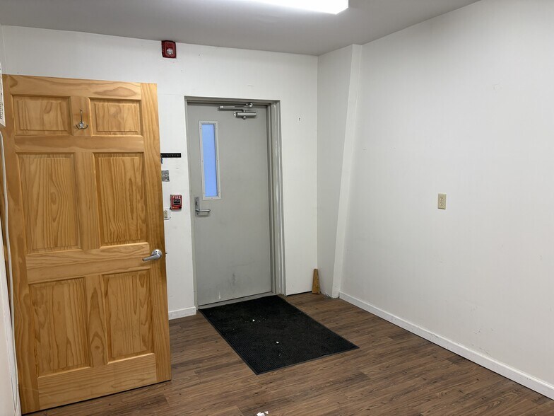 More Photos Of 200 Old County Cir, Windsor Locks Warehouse For Lease