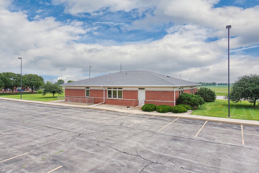 More Photos Of 407 Detroit Ave, Bloomington Office For Sale