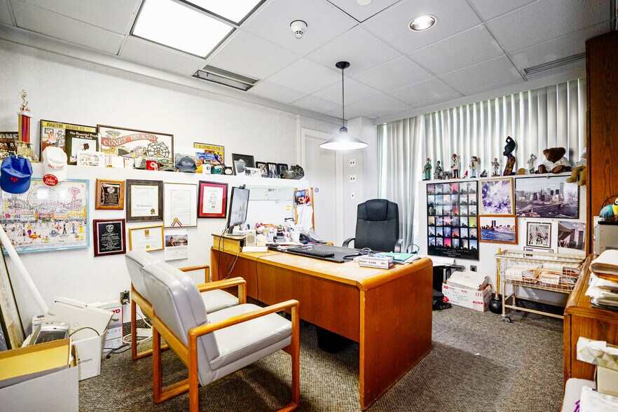 More Photos Of 38 Northern Blvd, Great Neck Office For Sale
