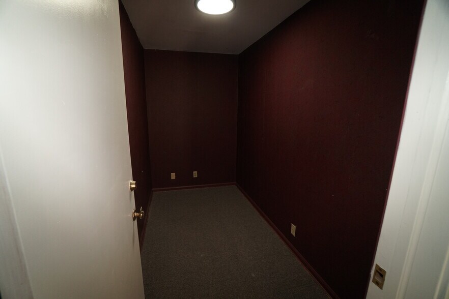 More Photos Of 2414 S Leonard Rd, Saint Joseph Office For Sale