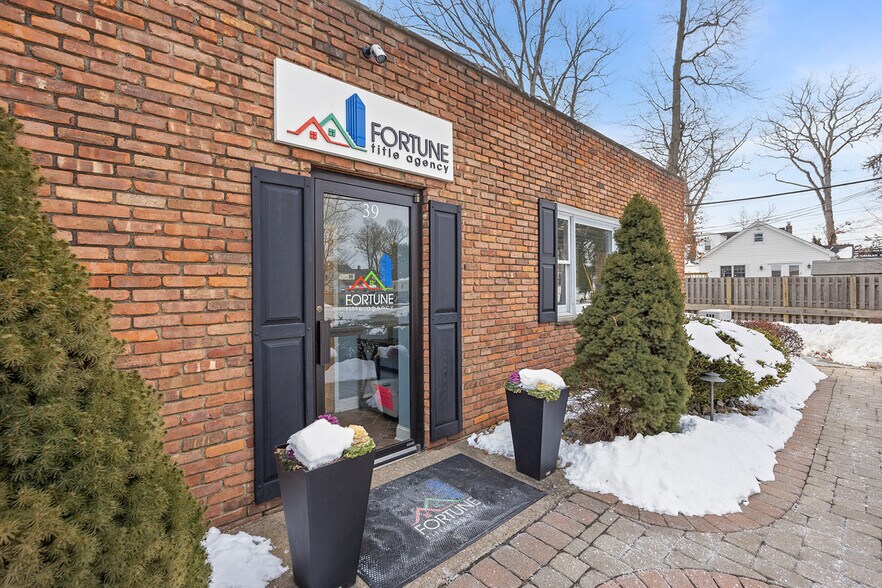 More Photos Of 39 Woodland Rd, Roseland Office For Sale