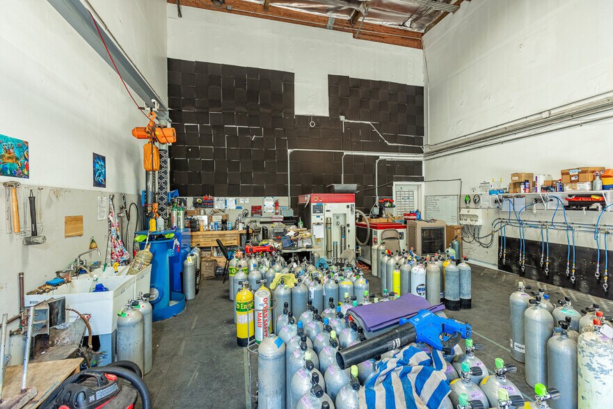 More Photos Of 300 Ohukai Rd, Kihei Showroom For Sale