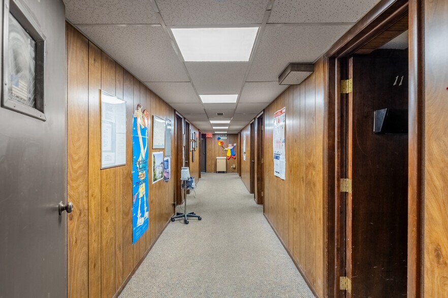 More Photos Of 5601 Victoria Dr, Oak Forest Office For Sale