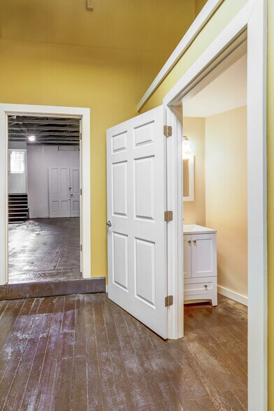 More Photos Of 12 W Market St, Marietta Freestanding For Lease