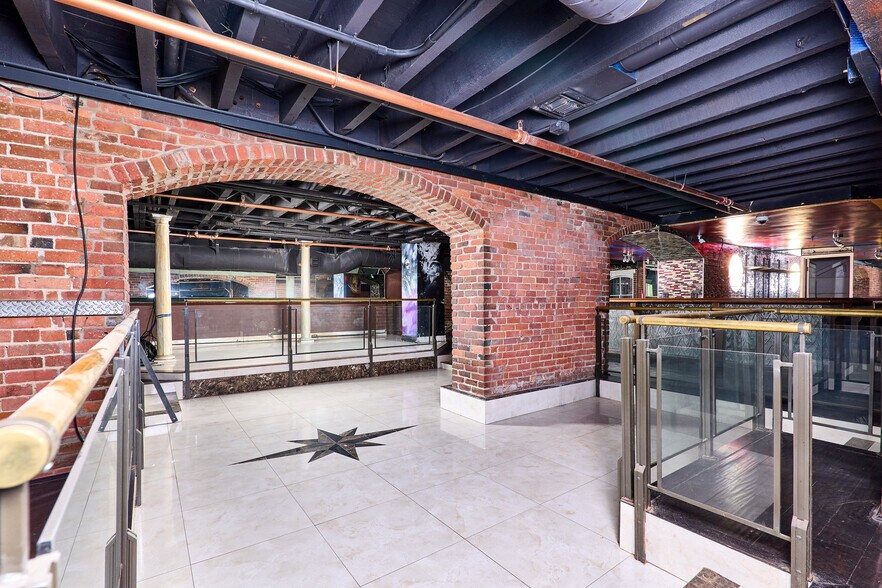 More Photos Of 910 2nd St, Sacramento Bar For Sale