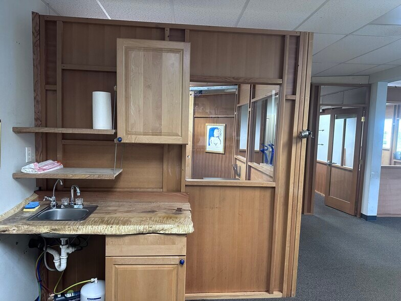 More Photos Of 2203 Queen St, Bellingham Flex For Lease