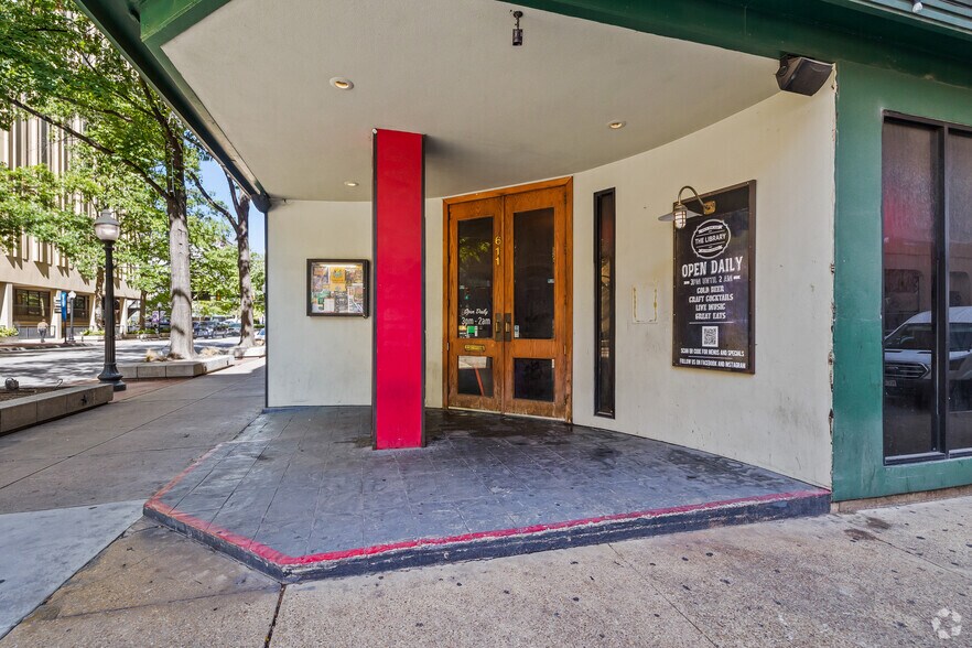 More Photos Of 611 Houston St, Fort Worth Bar For Lease