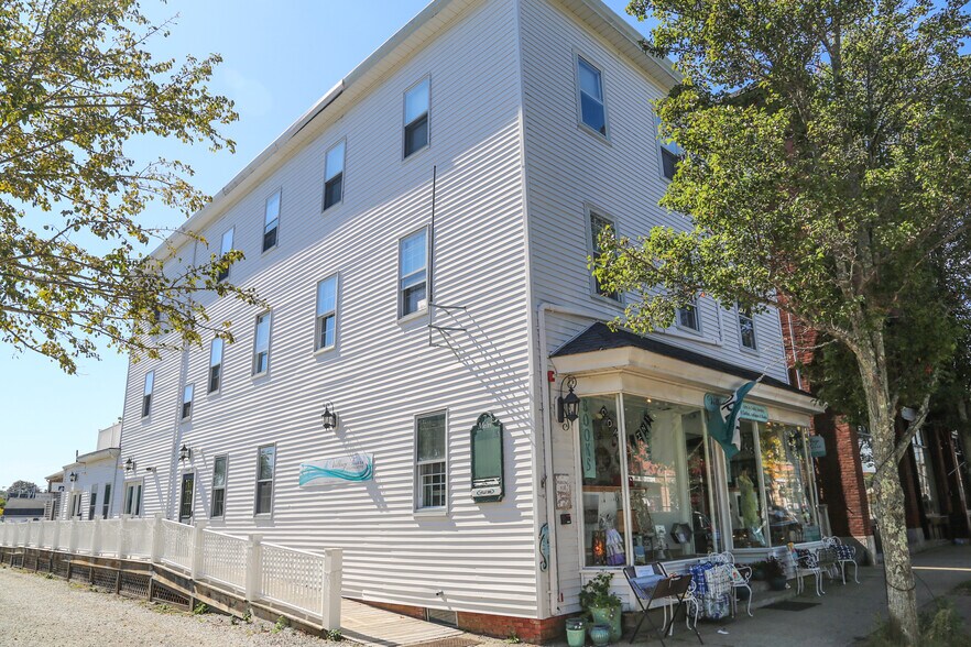 More Photos Of 7 Main St, North Kingstown Storefront Retail Office For Lease