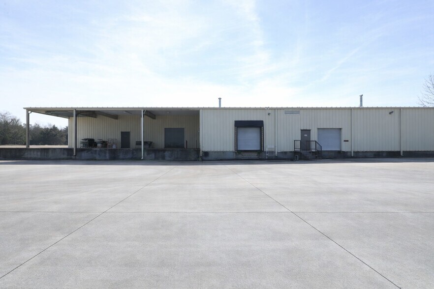 More Photos Of 238 Industrial Park Dr, Monticello Distribution For Sale