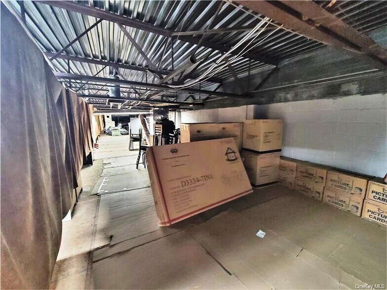 More Photos Of 186 E Broadway, Monticello Service For Sale