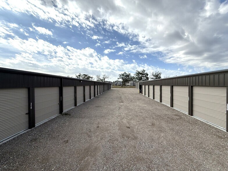 More Photos Of 105 Creekwood Landing Dr, Richwood Self Storage For Sale