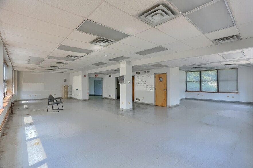 More Photos Of 664 Linden Ave, East Pittsburgh Flex For Sale