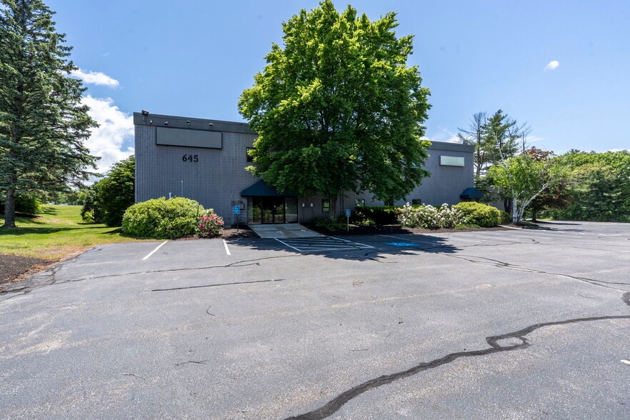 More Photos Of 645 Harvey Rd, Manchester Showroom For Lease
