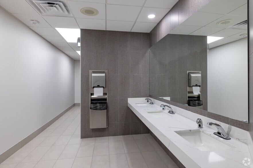 More Photos Of 13105 Northwest Fwy, Houston Office For Lease