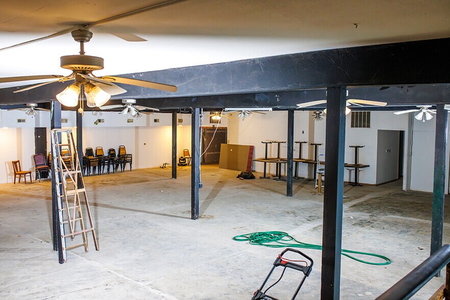 More Photos Of 719 Central Ave W, Hampton Flex For Lease