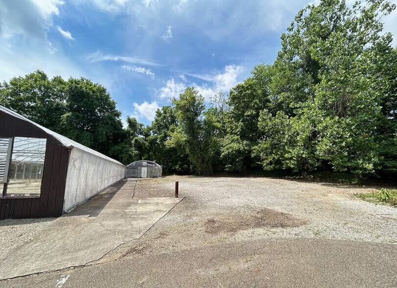 More Photos Of 1810 Columbus Rd, Granville Garden Center For Lease