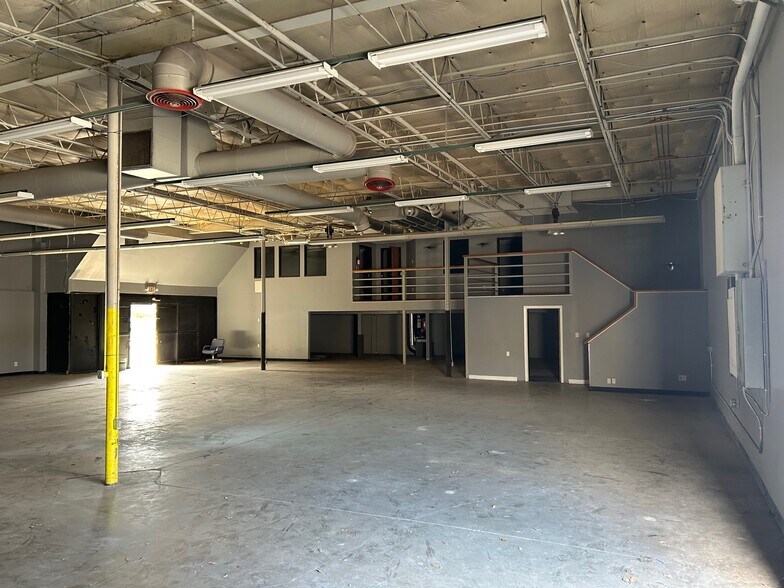 More Photos Of 2429-2458 Walnut Ridge St, Dallas Light Manufacturing For Lease