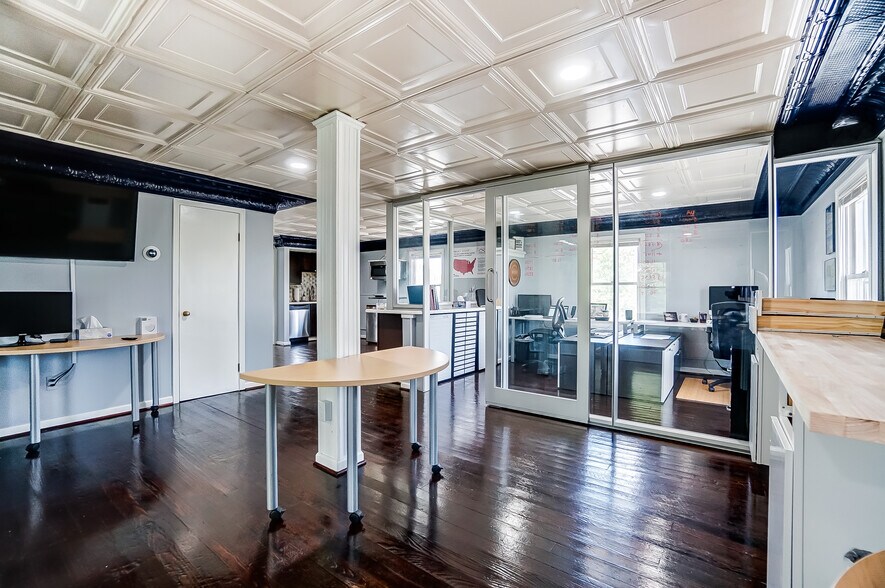 More Photos Of 1550 Lewis Center Rd, Lewis Center Freestanding For Sale