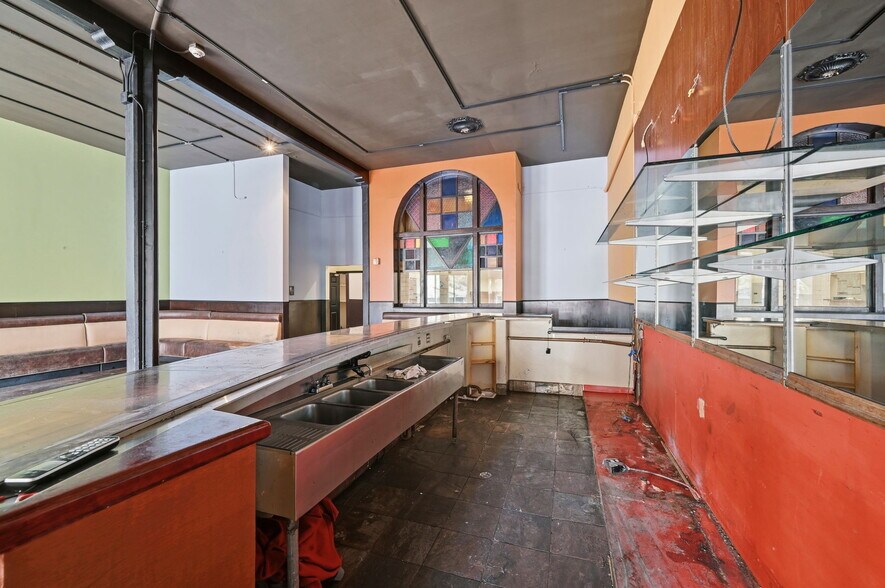 More Photos Of 1037 Valencia St, San Francisco General Retail For Lease