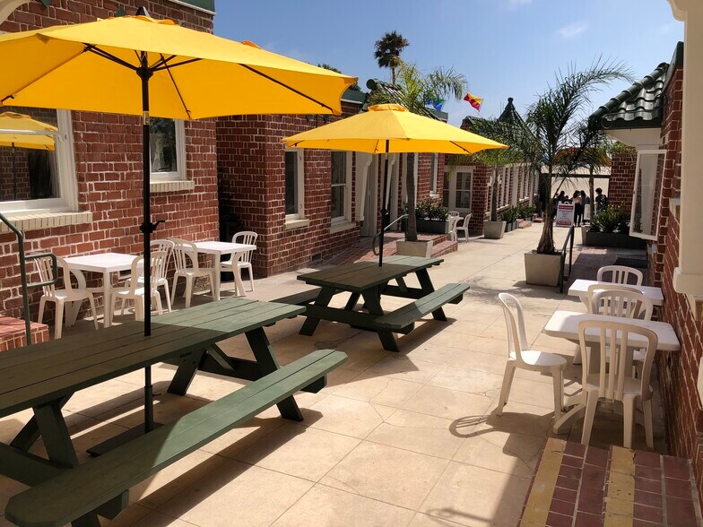 More Photos Of 517 Ocean Front Walk, Venice Storefront Retail Office For Lease