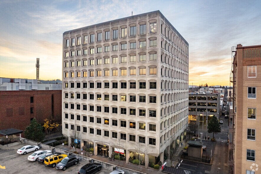 More Photos Of 975 Oak St, Eugene Office For Lease